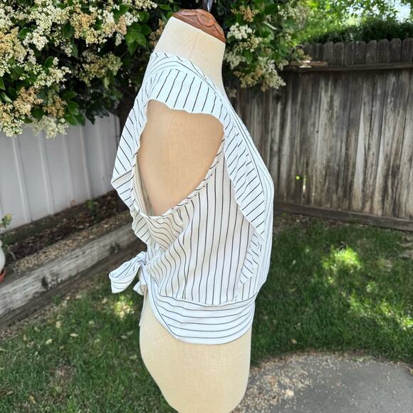 Guess White & Black Stripped Sleeveless Flutter Faux Wrap Blouse Top Women's L - Picture 5 of 10